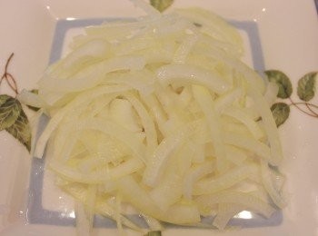 step4: 先鋪上洋蔥絲擺盤。