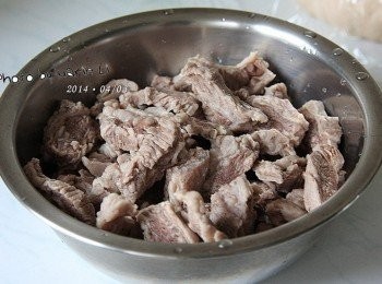 step1: 先將牛肉洗淨、切片， 燒開滾水汆燙後沖掉肉渣備用‧‧‧