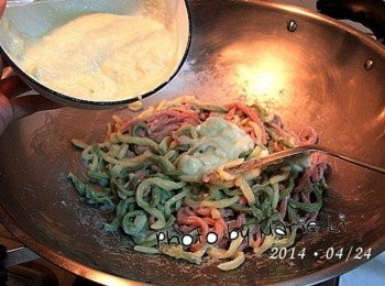 step12: 開中火把麵條和《白醬》一起入鍋拌勻即可起鍋‧‧‧