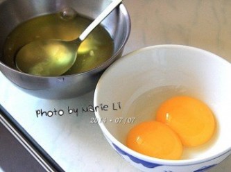 step1: 準備<span class="group_1">食材</span>：

雞蛋：    兩顆
動物造型蛋糕模
 
將蛋打進碗裡，小心的把蛋白和蛋黃分開來‧‧‧