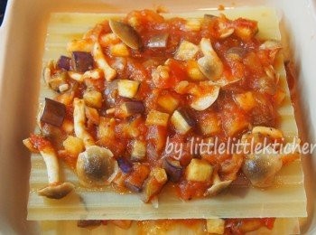 step7: 鋪上一層番茄料，灑上雜香草