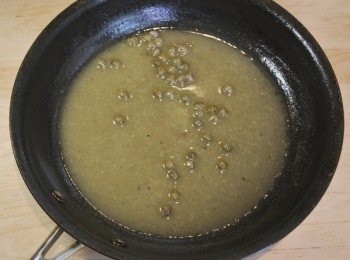 step8: 加入檸檬汁、高湯、蒜泥、酸豆、糖，將醬汁收至濃稠後離火，輕搖鍋身將1大匙奶油緩緩溶化