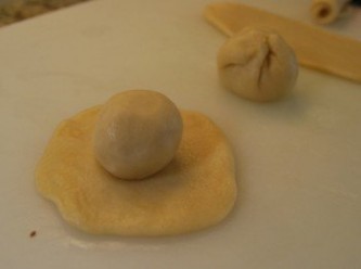 step4: 製作油皮油酥麵團：取一份油皮桿圓，包住一份油酥，以指尖捏緊收口處