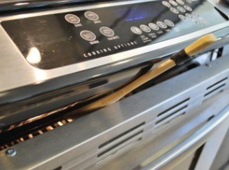 step11: 關掉烤箱，輕啓烤箱門縫塞進一隻木匙，使冷空氣緩慢流入，此過程約15分鐘