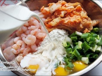 step2: 將所有<span class="group_1">食材</span>放入鋼盆中混合均勻呈濃稠狀。