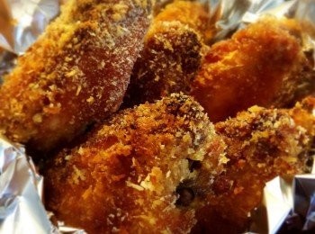 step1: 做法：<a href="https://bit.ly/3zHU5V3" target="_blank" data-keyword="雞翼" class="guide-link"><strong>雞翼</strong></a> <span style="display:inline-block;vertical-align:middle;margin-top:-3px;color:initial;border-radius:3px;padding:2px 3px;font-size:12px;line-height:14px;background:#87d300;color:#fff;">即買</span> 洗淨加醃料醃過夜，第二天解凍後沾蛋液再沾麵包糠、放在焗爐網架上，預熱焗爐180度烤焗至兩面金黃微焦，最後可淋上蜜糖即可（不加亦可）