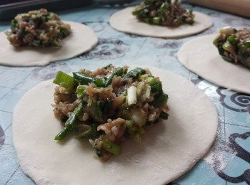 step6: 將餡料放入餅皮上包好，收口向下。