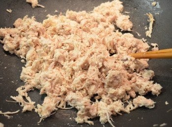 step2: 將雞肉碎放入炒鍋，開中火用筷子攪鬆，然後加入所有調味料轉中小火不斷翻炒攪拌，肉碎一開始炒要連續勤炒勤翻，但不要壓，壓了就不能做出鬆的效果。