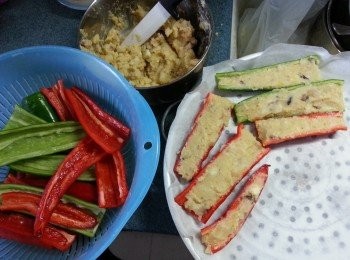 step8: 將以拌勻之餡料釀入青紅椒內