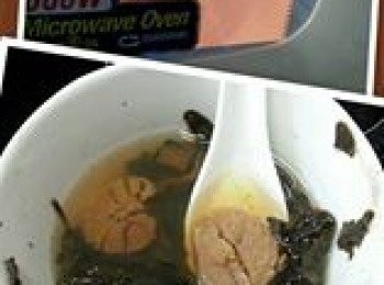 step1: 用一湯匙茶葉，將乾瑤柱加少許食用水,用微波爐高火叮3分鍾,瑤柱立即會變軟身.如沒有微波爐就用暖油泡到很多泡沫時就要反轉泡,取出瑤柱加滾水,滾水要蓋過面浸軟身