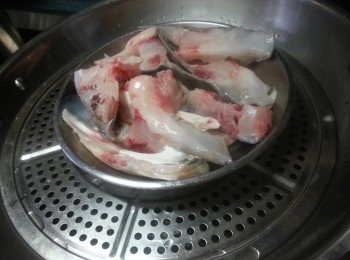 step3: 水滾用中大火蒸魚頭8分鐘