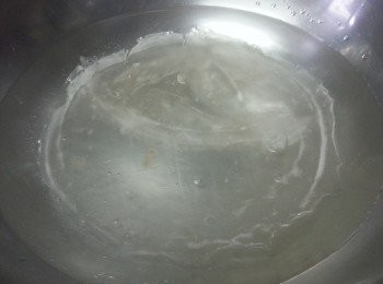 step3: 粉皮一塊先用熱水浸軟(約浸30分鐘)