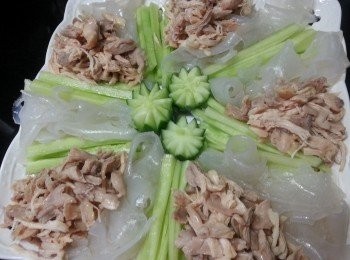 step9: 將粉皮.青瓜.雞絲,排好