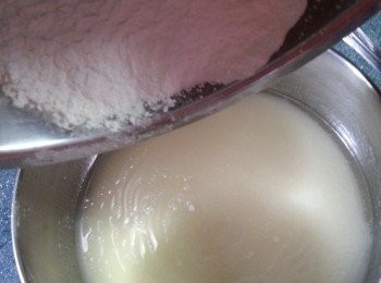 step4: 加入全部粉類，攪勻至無粉粒
