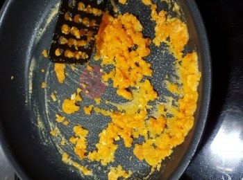 step9: 將咸蛋黃炒至起泡