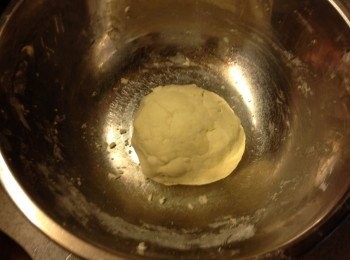 step3: 搓勻至粉團，如太乾可加逐少牛奶直至麵團沒有裂紋但又不會太濕