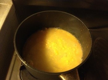 step3: 落粟米蓉到煲中，加150ml水，開大火煮滾