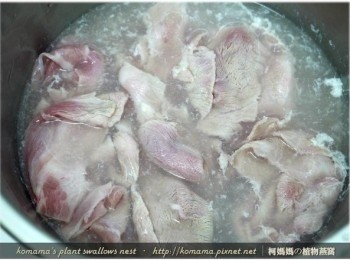 step4: 將豬肉片直接用熱水燙熟後，撈出至一旁備用。