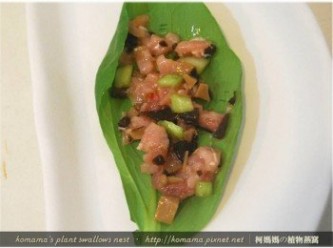step7: 最後將餡料鋪放在已燙熟的青江菜葉上後，直接捲成圓筒狀。