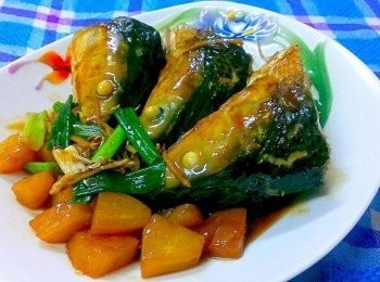 step4: 起鍋前加入葱段就可以囉~油亮油亮的~利用鳳梨入菜~什麼調味料都不用再加~多了果香的滋味~超好吃的唷~