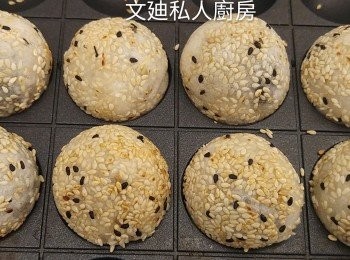 step5: 芝麻效果巳滿意, 即開始不斷滾動湯丸,直至表面香脆即可。