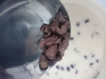 step4: 用小碗裝8份滿，加入紅豆粒