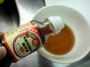 step5: 再加約1小匙甘醇醬油，<span class="group_2">調味</span>好後把醬汁淋在<span class="group_1">食材</span>旁