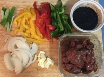 step1: 牛肉切薄片用醃料抓勻備用，甜椒與洋蔥切條狀，蒜切片，蔥切段。<span class="group_3">炒料醬汁</span>先拌好備用。