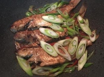 step5: 煮滾略微收汁後，試味道用鹽調整，再放入大蔥拌一下即可起鍋。