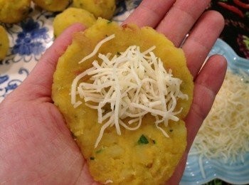 step7: 取出薯泥球，稍微壓扁，然後包入適量的乳酪絲，再將薯泥揉成球狀。（乳酪最好是用小塊狀或粒狀，這樣才容易包覆）