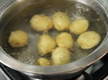 step1: 馬鈴薯保留外皮洗淨，湯鍋水加八分滿加鹽煮滾放入馬鈴薯煮熟後取出瀝乾水份。