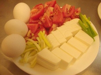 step1: 1.先準備好所需<span class="group_1">材料</span>ˊ並切成適當大小