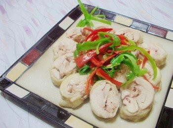 step14: 淋上滾燙熱油這動作可以完全帶出蔥油雞的香氣ˊ 所以油一定要確實燒熱ˊ 在蒸煮過程有放酌量的水ˊ 雞肉口感會較濕潤ˊ另一方面也讓其他配料味道更融入喔~ 喜歡的動手試試看吧^^