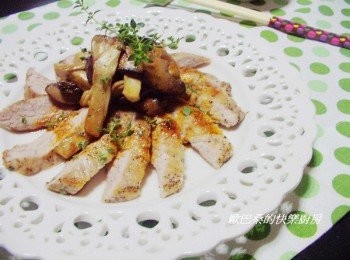 step7: 美味又兼具異國風味的[香草料理]松阪豬佐百里香紅椒醬就完成囉。 將松阪肉片沾著<span class="group_3">紅椒香草油</span>來品嚐ˊ肉的鮮甜可以完全突顯出來ˊ爽口美味ˊ又帶有層次ˊ推薦大家試試喔。