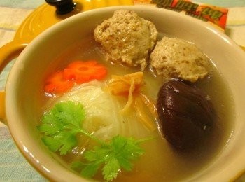 step3: 豆腐丸子和白菜雞湯非常速配,可參考以下作法 攪打漿時加入咖哩就是咖哩肉丸了.