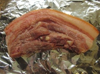 step5: 五花肉洗掉表面的醃料,進烤箱以220度烤10分鐘(5分鐘後中途換面)