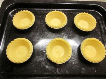 step2: 烤箱以180度預熱10分鐘,放入塔皮烤10-15分即可(視塔皮大小)