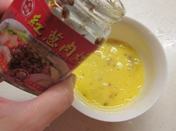 step2: 2顆蛋打散加入牛頭牌紅蔥肉燥 及少許塩調味備用