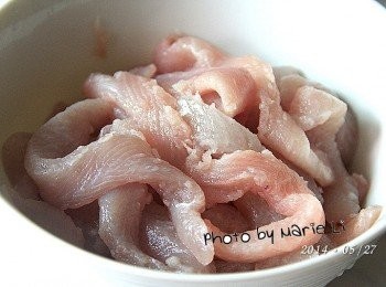 step1: 新鮮虱目魚肉條先用水洗淨，瀝去水份。
