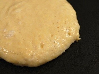 step8: 一面煎約2~3分鐘至麵糊起粗泡泡、邊緣略微凝固，翻面後繼續煎2~3分鐘