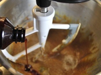 step3: 加入柳橙汁與香草精一同拌勻