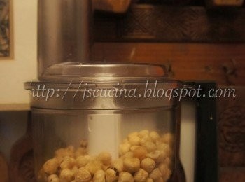 step1: 榛子用Food processor打成醬。