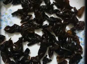 step3: 3.將已浸軟既雲耳放碟底(蒸雞時會出水，雲耳放底會吸左d雞汁。這樣雪耳會入曬味)