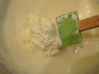 step9: 然後再從雪櫃取出已打發的鮮忌廉拌入芝士混合物中拌勻。