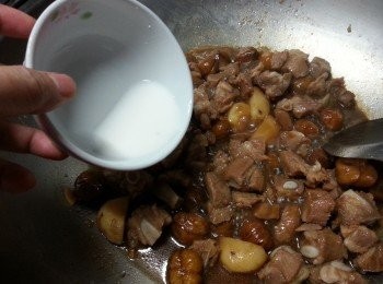 step6: 排骨炆淋身後用2茶匙生粉,開少量食用水埋個獻,加上蔥絲拌勻即可