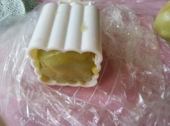 step17: 將以沾糯米粉冰皮入模做型