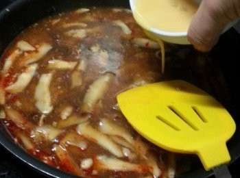 step12: 水滾後轉細火加入以開的蛋水