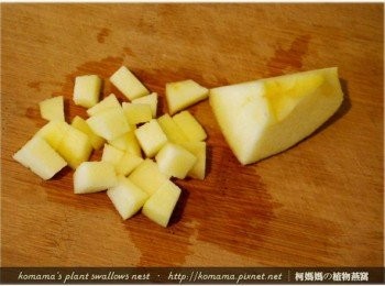 step3: 將蘋果洗淨去皮後，分切成小塊狀備用。