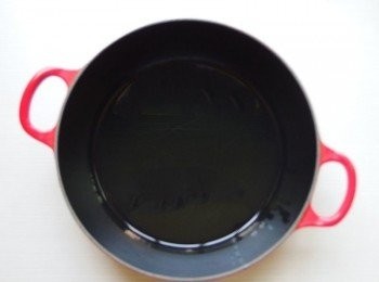 step12: 準備一個厚底鍋加入適量的油(約鍋子的5-8cm高度即可),油溫到達170度c左右即可油炸(加入一點麵糊,麵糊在油中一半即浮出代表油溫達到170-180度c)。