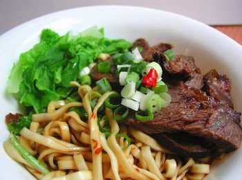 step4: 變化牛肉乾拌麵
起油鍋炒香辣豆瓣醬
再加上滷牛腱湯汁小火滾3分鐘
煮好的麵條與青菜拌上這個醬汁
擺上幾片帶筋帶肉的牛腱
**不要再加鹽